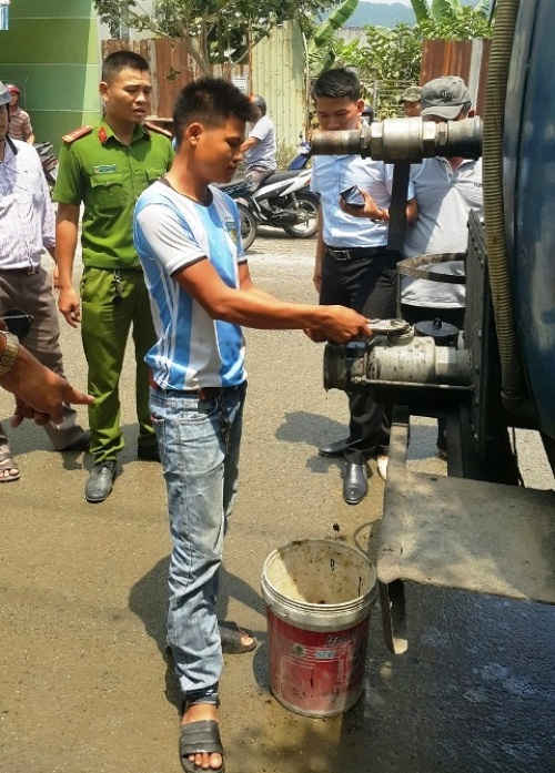 Lái xe Quách Văn Sáng đang tường thuật lại hành vi xả trộm chất thải nguy hại