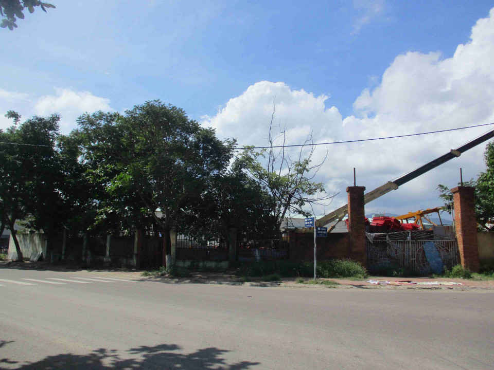 Kho hàng của Công ty CP dịch vụ hậu cần cảng biển Quy Nhơn cho cá nhân, doanh nghiệp thuê làm kho, bãi đỗ xe và tập kết hàng hóa gây tiếng ồn, bụi phát tán xung quanh khu dân cư