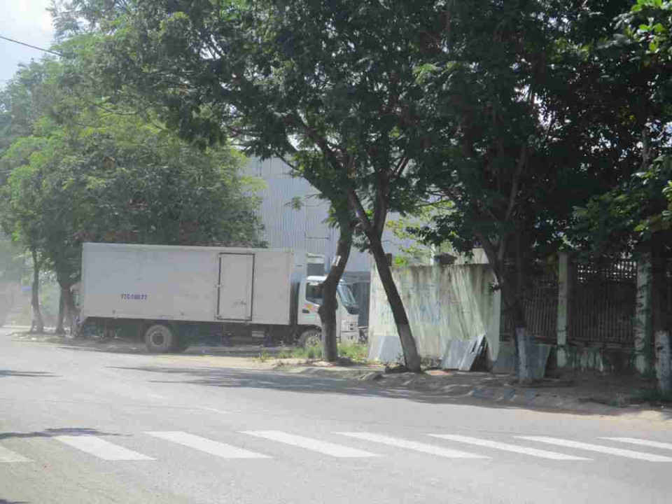 Mỗi ngày có hàng chục chuyến xe ra vào chở hàng suốt ngày đêm gây ồn ào bởi tiếng động cơ xe cơ giới