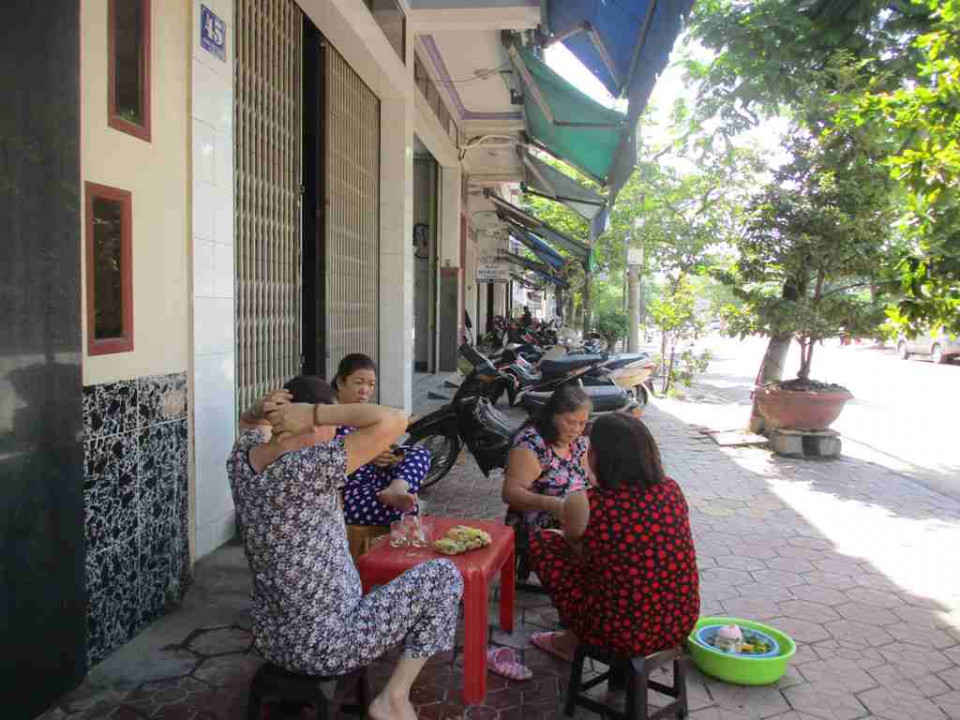 Bụi bay phát tán vào nhà dân ở khu dân cư đối diện kho hàng của Công ty CP dịch vụ hậu cần cảng biển Quy Nhơn