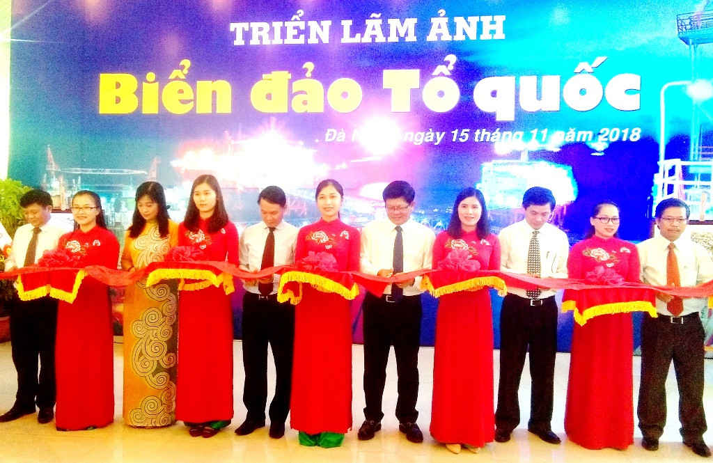 Các đại biểu cắt băng khai mạc triển lãm ảnh