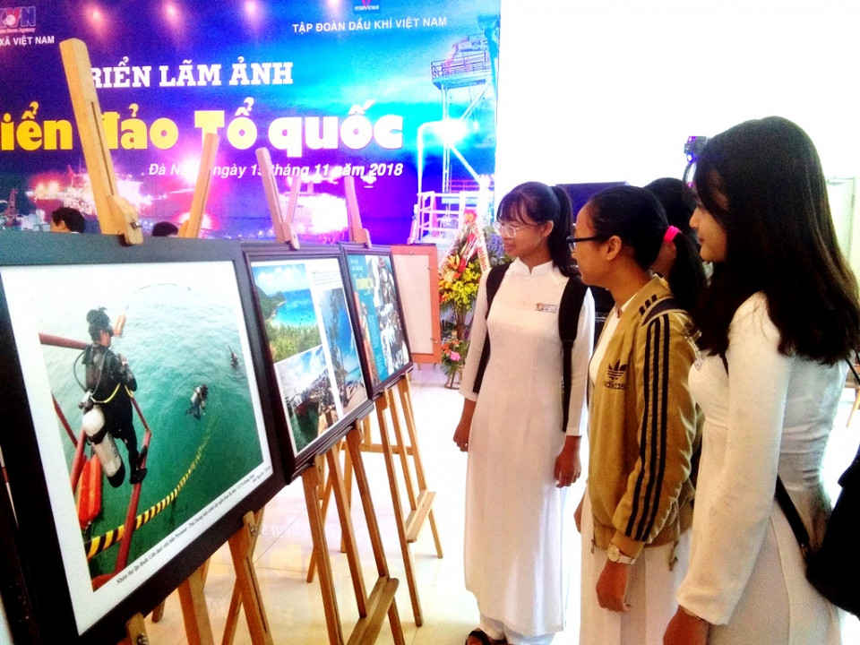 Các đại biểu, học sinh tham quan triển lãm