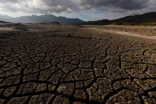 Cát thổi qua một khu vực ngập nước tại đập Theewaterskloof gần Cape Town, Nam Phi vào ngày 21/1/2018. Ảnh: Mike Hutchings