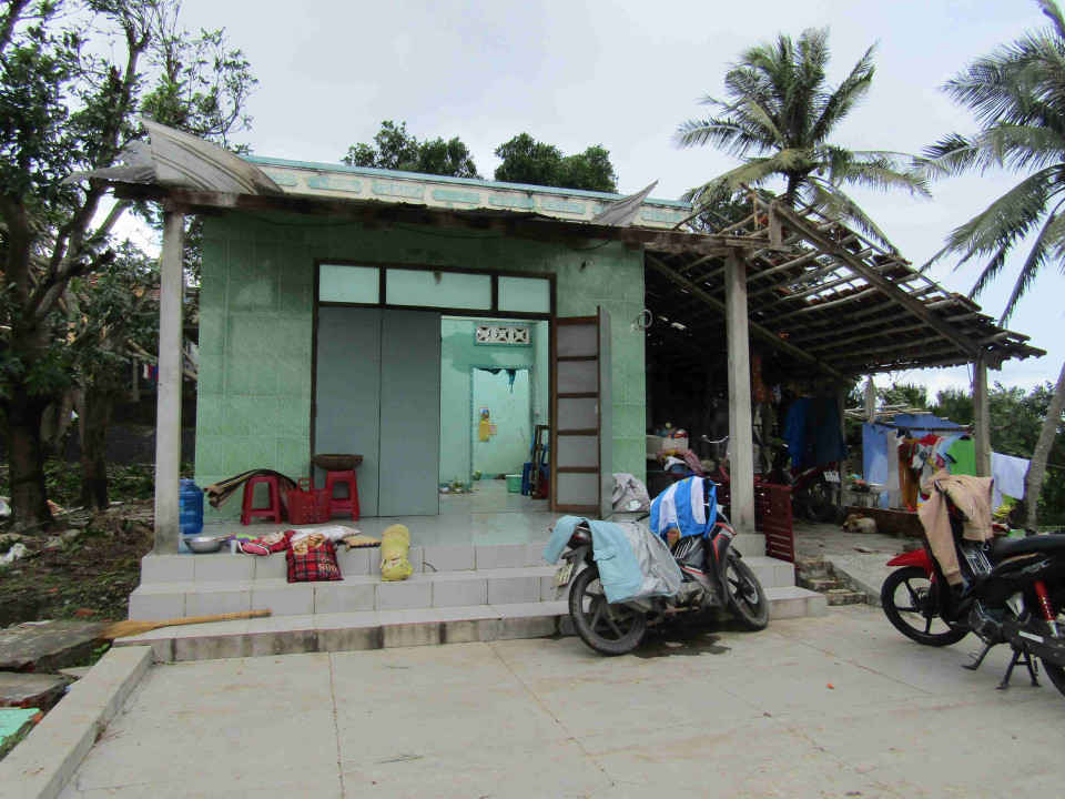 Căn nhà bà Phạm Thị Lan ở thôn Phú Hạnh, xã An Ninh Đông bị tốc mái hoàn toàn, tường vách nức xiêu vẹo 