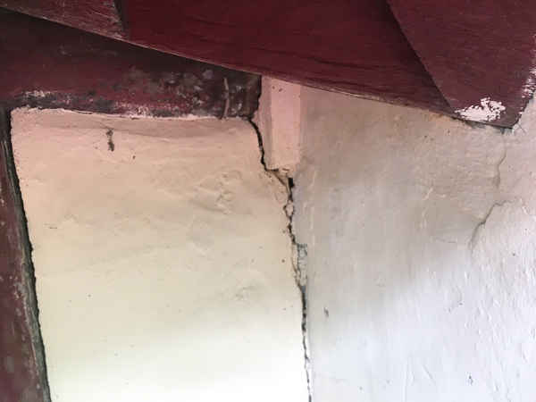 Nhiều vết nứt toác hiện rõ quanh nhà thờ chính.