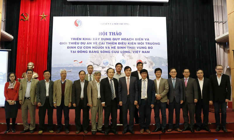 Các đại biểu chụp ảnh lưu niệm tại Hội thảo