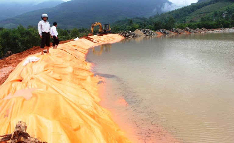 Gia cố tạm thời các hồ chứa trước mùa mưa lũ