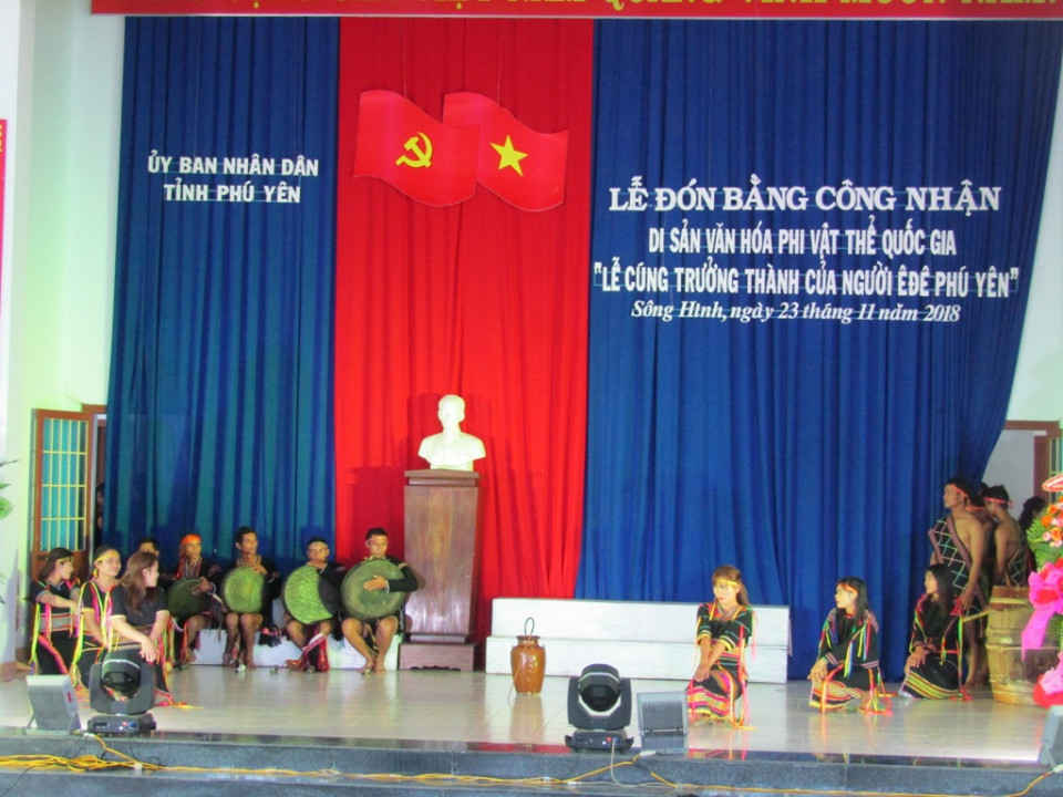 Tiết mục văn nghệ chào mừng Lễ đón Bằng công nhận di sản văn hóa phi vật thể quốc gia “Lễ cúng trưởng thành của người Ê Đê Phú Yên”