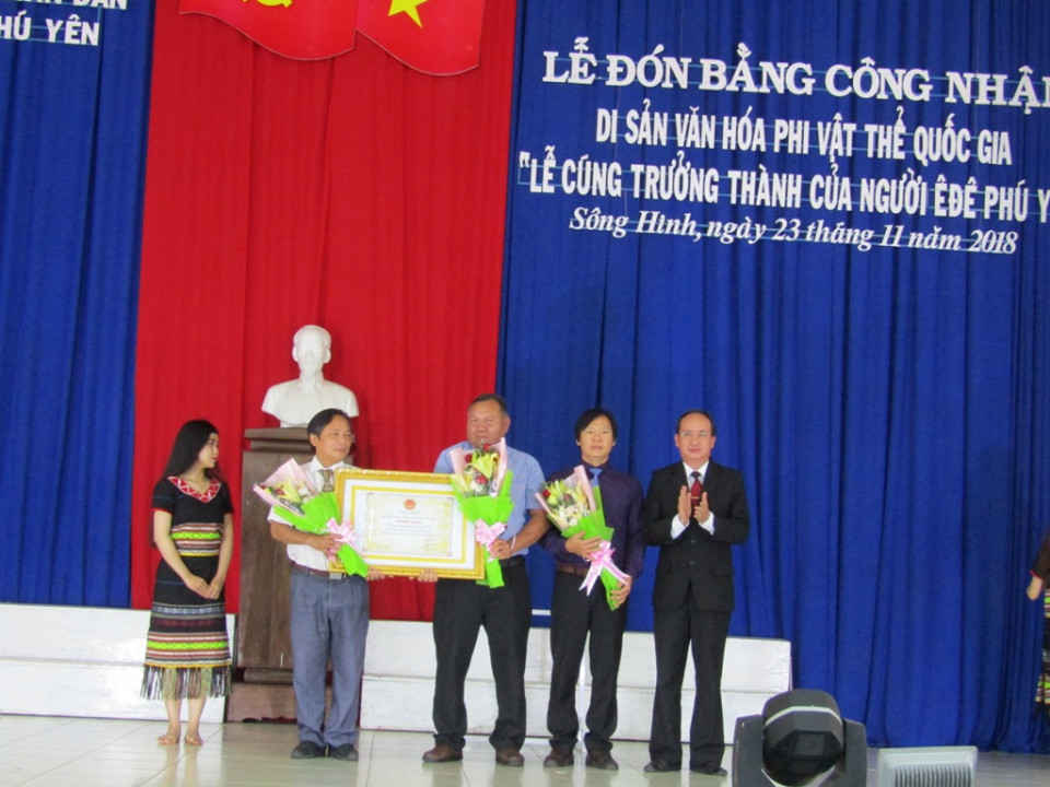 Lãnh đạo UBND tỉnh Phú Yên trao Bằng công nhận di sản văn hóa phi vật thể quốc gia “Lễ cúng trưởng thành của người Ê Đê Phú Yên” cho lãnh đạo Sở Văn hóa, Thể thao và Du lịch và UBND các huyện Sông Hinh, Sơn Hòa