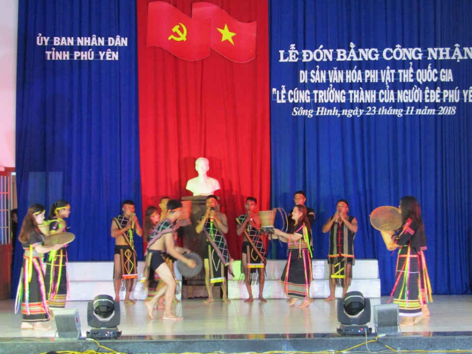 Niềm vui của đồng bào dân tộc Ê Đê trong ngày lễ