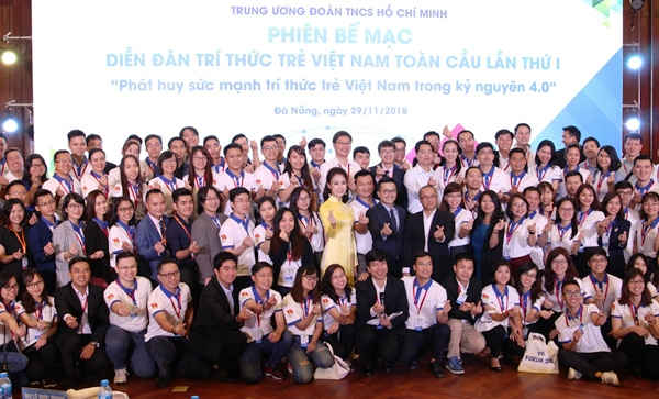 Các tri thức trẻ chụp ảnh lưu niệm tại buổi bế mạc