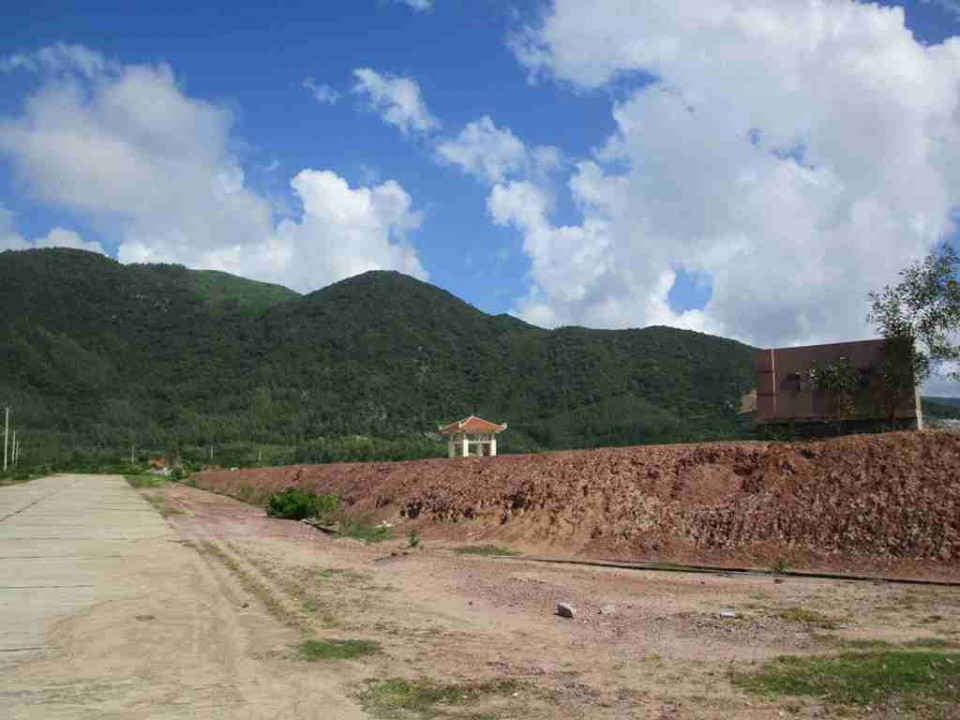 Khu Nghĩa địa cải táng Cát Nhơn – Cát Hưng, thôn Liên Trì, xã Cát Nhơn có 04 đơn vị khai thác đất là Công ty TNHH Đinh Phát, Công ty TNHH Công nghệ và Xây dựng Nam Ngân, Công ty TNHH Tân Lập và Tổng Công ty Xây dựng Trường Sơn