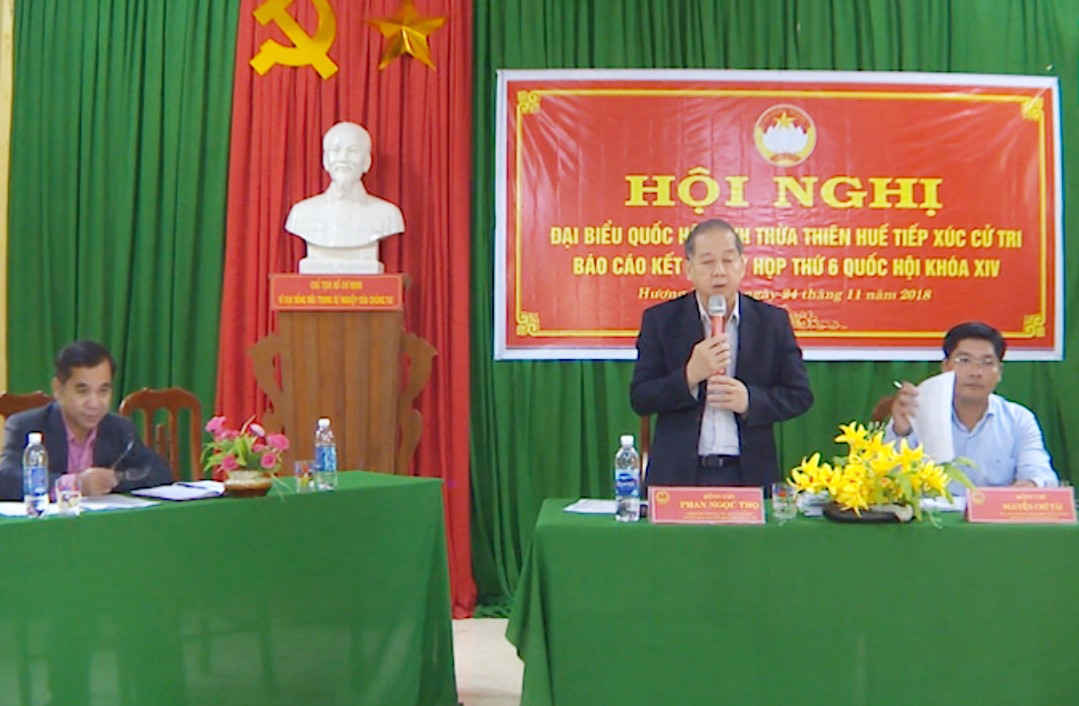 Ông Phan Ngọc Thọ (giữa) chia sẻ với người dân Làng thanh niên lập nghiệp và hứa sẽ cố gắng tìm giải pháp sớm giúp dân ổn định cuộc sống