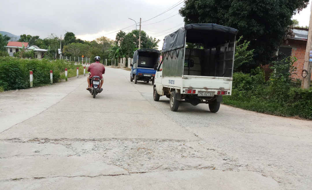 Đường Cao Văn Khánh đi qua phường Hương An hư hỏng nhiều năm qua