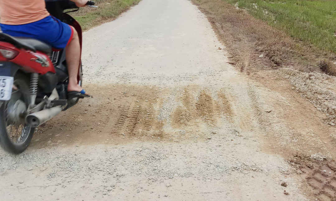 Đơn vị thi công khắc phục một số chỗ tạm thời bằng việc trám cát, trám đá dăm...