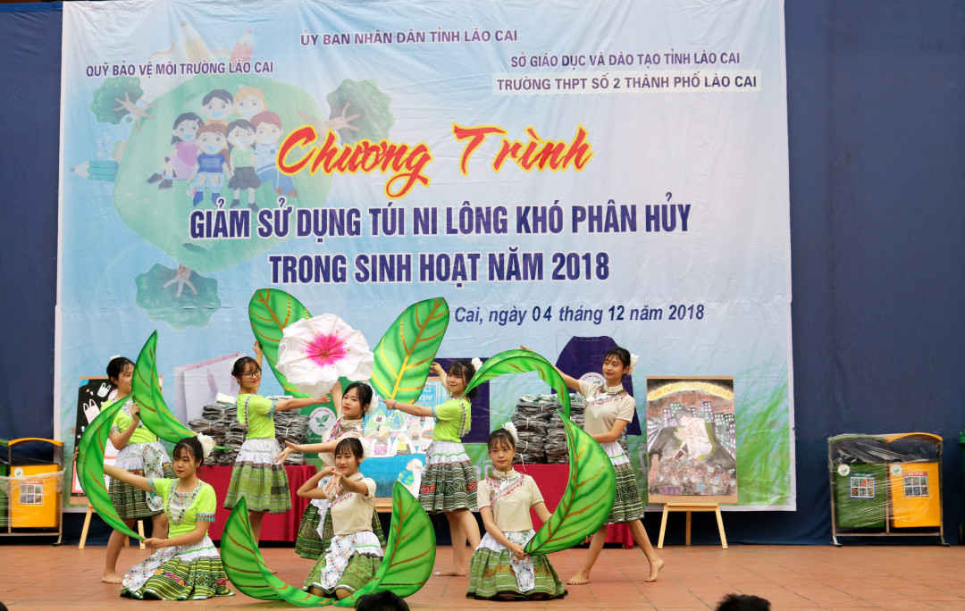 Tiết mục văn nghệ tuyên truyền về tác hại của túi ni lông tới môi trường và đời sống con người
