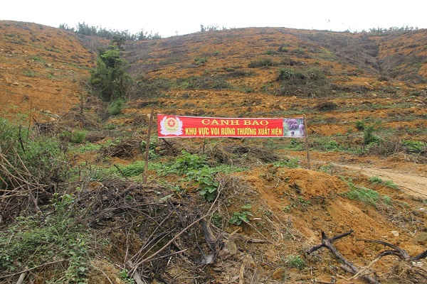 Biển cảnh báo được giăng lên để cảnh báo người dân về voi rừng.