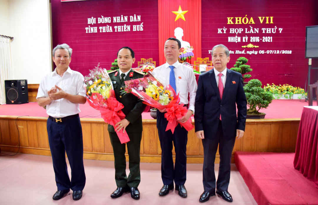 Ông Phan Thiên Định (áo trắng nhận hoa) được bầu làm Phó Chủ tịch UBND tỉnh Thừa Thiên Huế