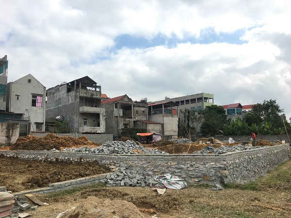 Xe cộ ra vào vận chuyển đất đá san lấp đất trái phép gây ô nhiễm môi trường