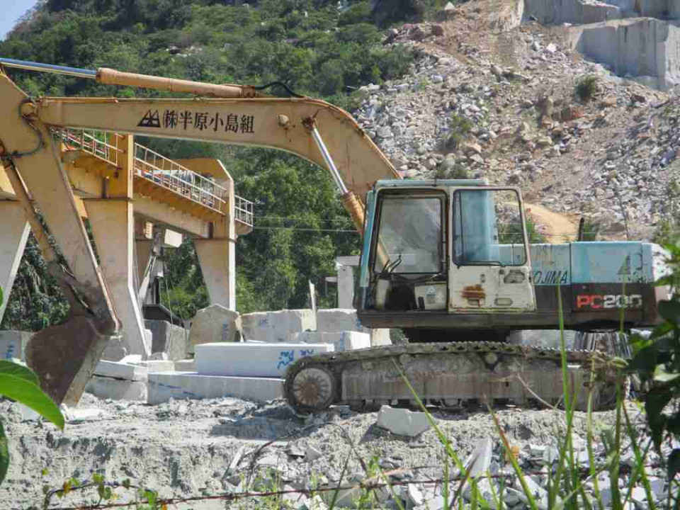 Doanh nghiệp làm đá thành phẩm tại chỗ nơi khai thác