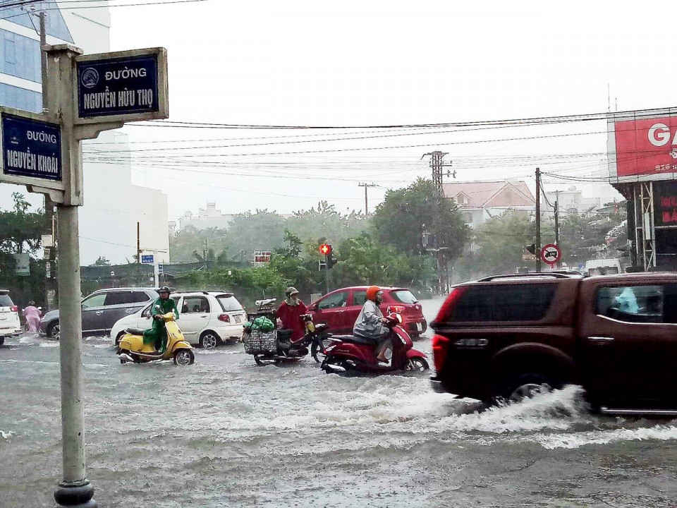 Nhiều tuyến đường vẫn tiếp tục ngập sâu trong nước
