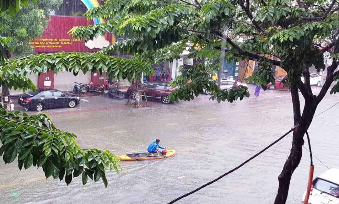 Tại nhiều khu vực, người dân phải dùng xuồng để di chuyển