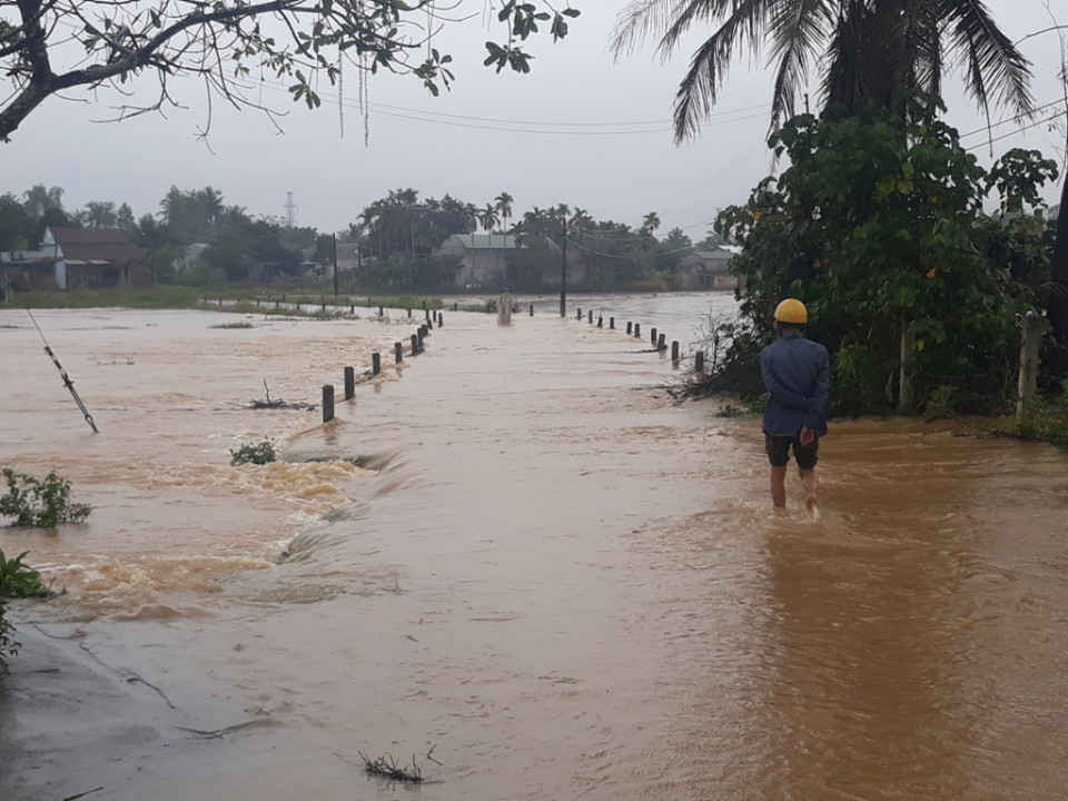 Nhiều tuyến đường nằm ven sông Vệ, sông Phước Giang bị nước lũ chia cắt