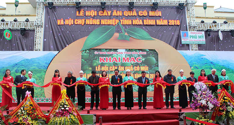 Lãnh đạo tỉnh Hòa Bình cắt băng khai mạc lễ hội và hội chợ