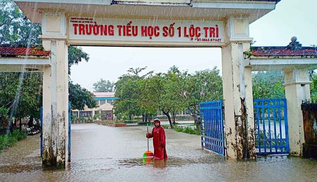 Hiện tại thủy điện Hương Điền đang điều tiết xả nước, trước thông tin này, Sở GD&ĐT đã thông báo đến phòng GD&ĐT cùng các trường ở các huyện Quảng Điền, Phong Điền và thị xã Hương Trà theo dõi tình hình để kịp thời, chủ động thông báo cho học sinh nghỉ học…
