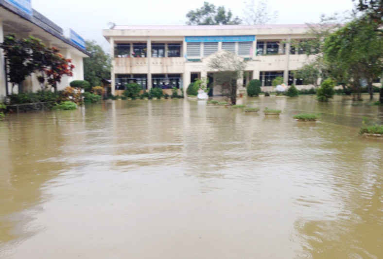 Trong khi đó, các trường ở xã Hương Toàn, Hương Xuân đã dạy học trở lại nhưng còn khoảng 400 học sinh mầm non vắng, do ở những vùng thấp trũng, phụ huynh chưa đưa con đến trường