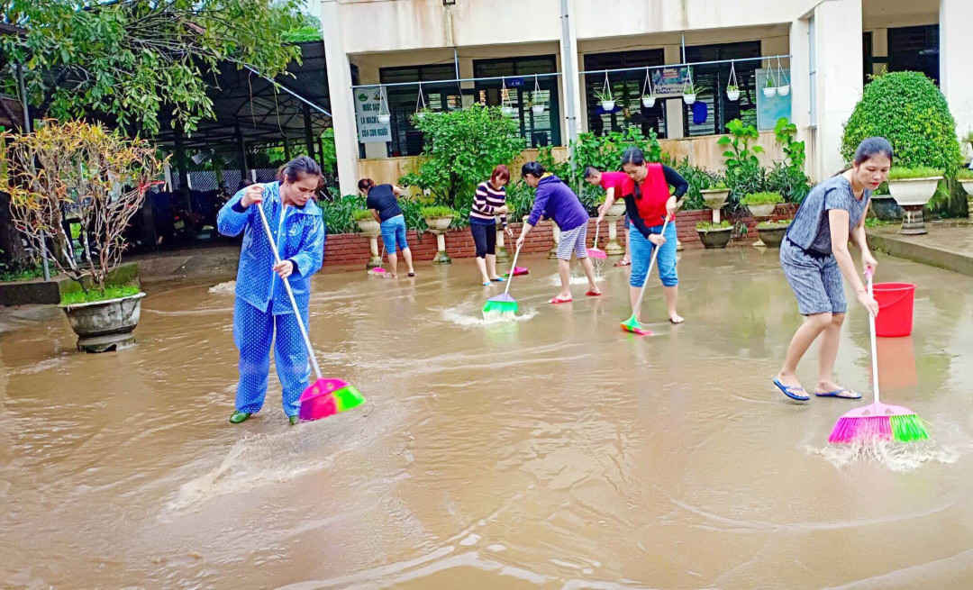Riêng các trường tại thị xã Hương Thủy và huyện Phú Vang đã dạy học trở lại, nhưng có học sinh vắng học do sống tại vùng thấp trũng…