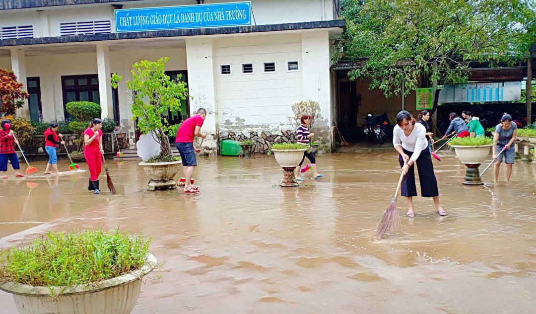 Ông Thân Nguyên Khánh- Chánh Văn phòng Sở GD&ĐT cho biết, Sở cũng đã chỉ đạo, giao quyền cho hiệu trưởng các trường thuộc sở; UBND các huyện, thị xã giao trách nhiệm cho các phòng GD&ĐT tiếp tục theo dõi diễn biến mưa lũ để kịp thời thông báo tình hình dạy học đến phụ huynh và học sinh
