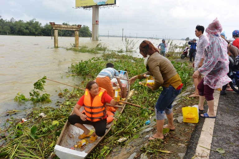Việc một số nông sản tăng giá là vì số hàng này nhập về từ tỉnh Quảng Nam và sản xuất tại chỗ nên mưa lớn khiến các vườn rau bị ngập nặng và hư hại, dẫn tới giá cả loại rau xanh này có tăng