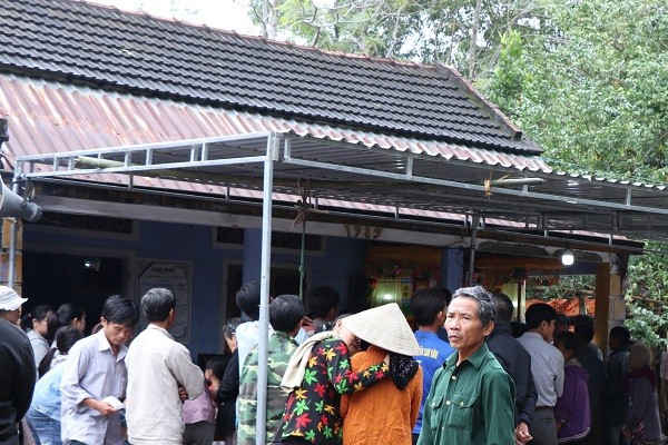 Người làng Mỹ Cang đến chia buồn cùng gia đình anh Được