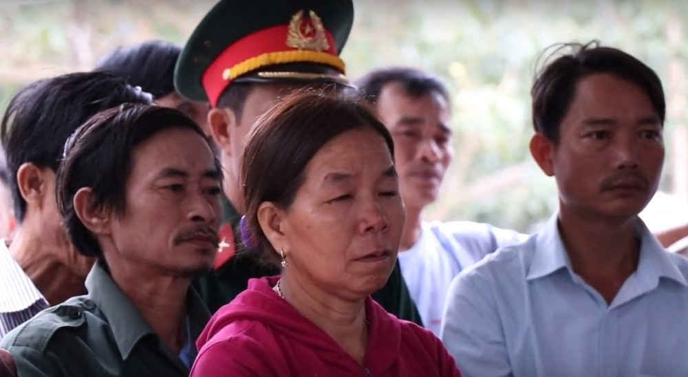 Tang lễ của anh diễn ra trong dòng nước mắt xót xa của bà con chòm xóm