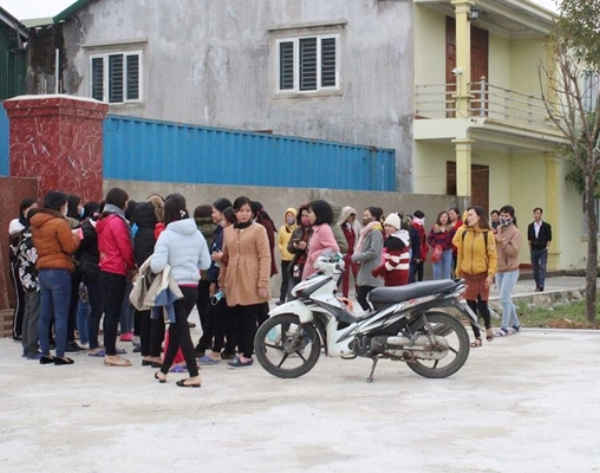 Công nhân đồng loạt nghỉ việc vây công ty đòi tiền lương