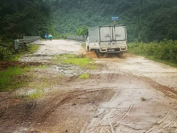 Cầu Hồng Thắng (xã Đôn Phục) thi công hoàn thành đã lâu nhưng đường vẫn chưa xong, đường dẫn hai đầu cầu mỗi khi trời mưa lầy lội khó đi lại