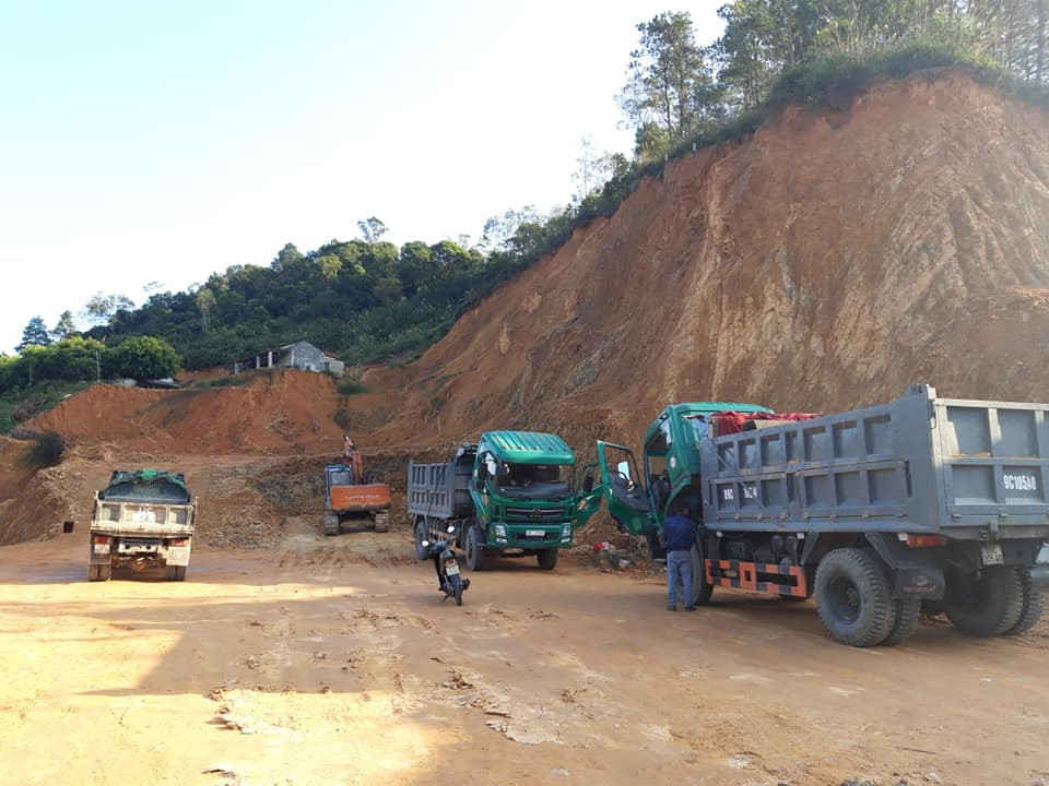 Ảnh 3 xe ben ở khu đất ông Sinh