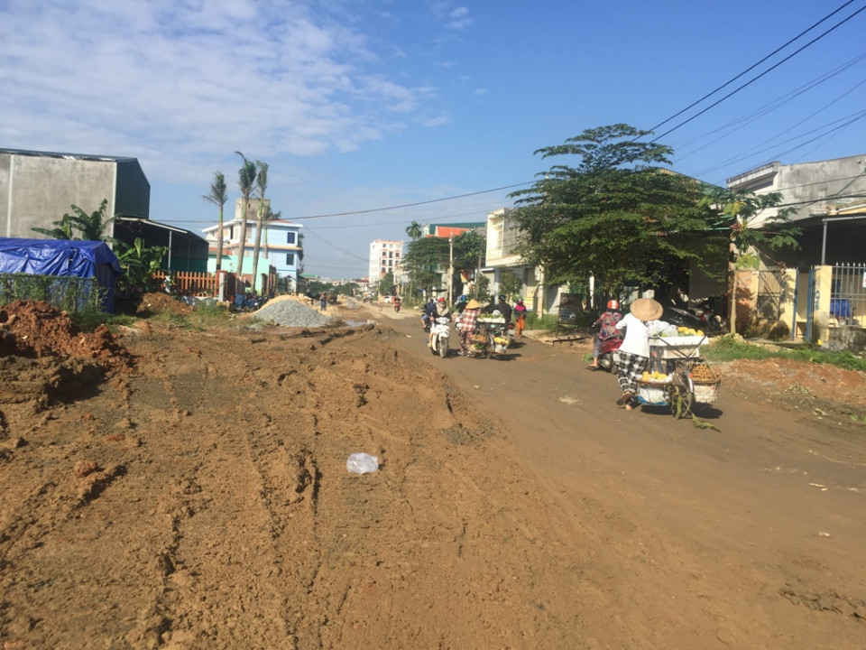 Chỉ dài hơn 300 m, thế nhưng gần 5 năm qua dự án đường Trần Thủ Độ (TP. Quảng Ngãi) vẫn đang dỡ dang