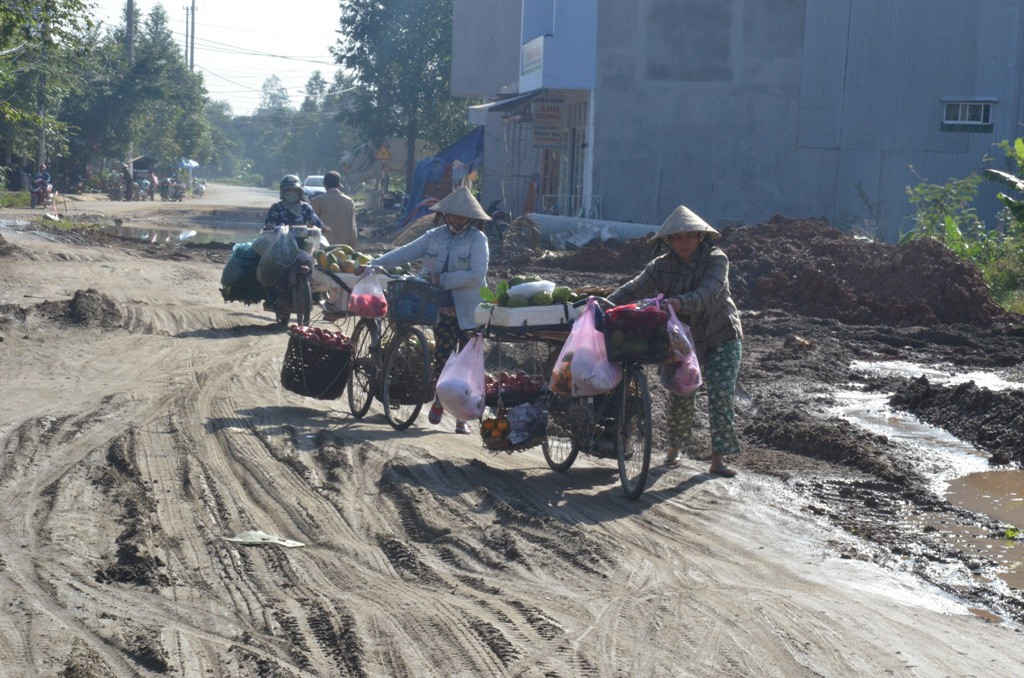 Dắt xe qua lại trên tuyến đường Trần Thủ Độ là hình ảnh thường thấy và diễn ra hằng ngày