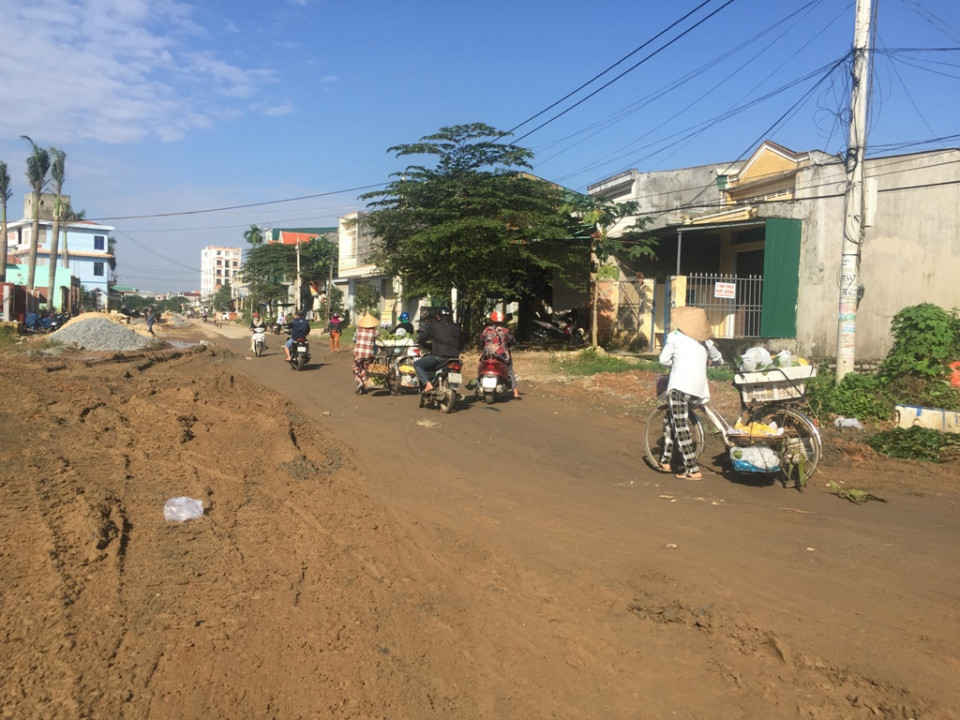 Đoạn đường này là cửa ngõ để vào trung tâm của người dân phường Nghĩa Chánh và khu vực phía Đông TP. Con đường tiếp giáp với một khu đô thị, bến xe khách và chợ đầu mối cung ứng nông sản cho toàn tỉnh Quảng Ngãi