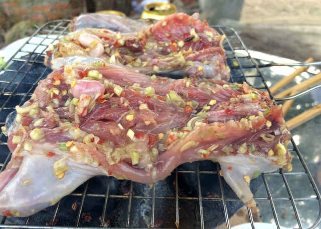 Thịt chuột có thể được chế biến thành nhiều món ngon, như chuột quay, chuột chiên, chuột nướng, chuột xào. Các món chế biến từ chuột rất khoái khẩu với dân sành nhậu, đặc biệt vào những ngày mưa..