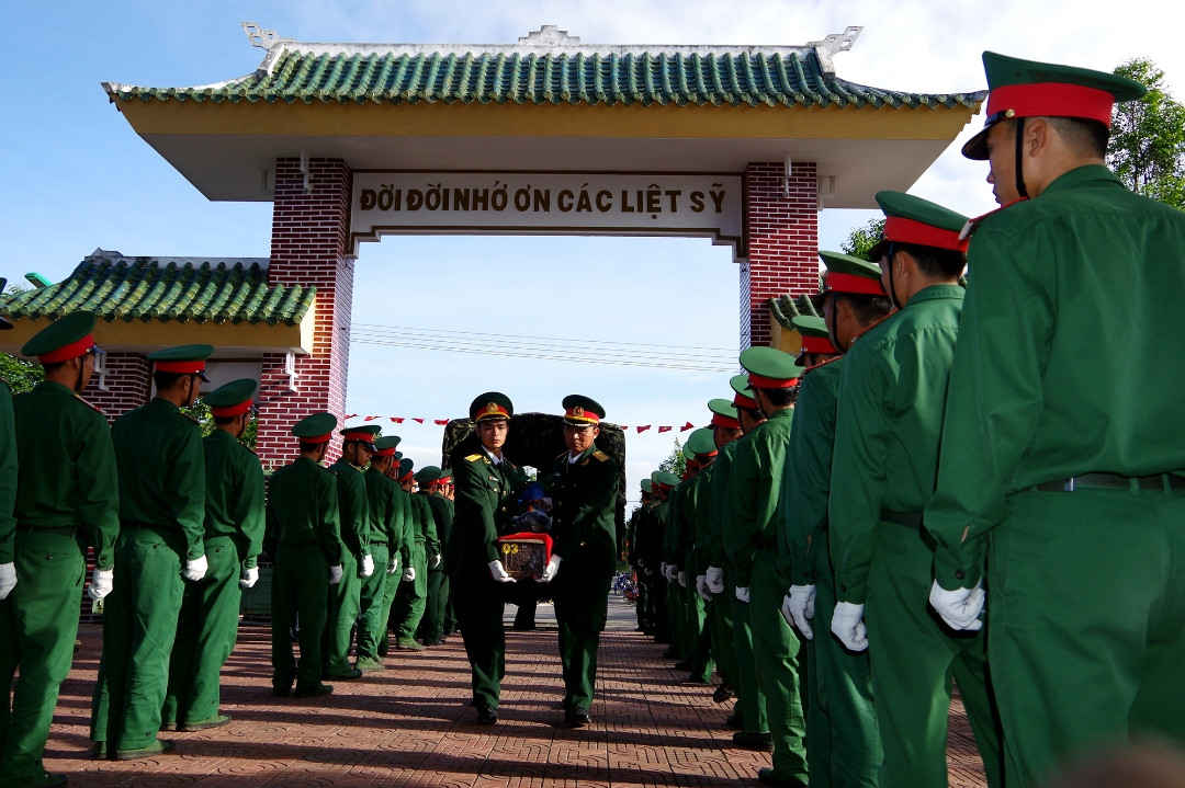 Một số hình ảnh tại buổi lễ đón, truy điệu, an táng 45 hài cốt liệt sĩ tại Nghĩa trang Liệt sĩ ở An Khê (2)