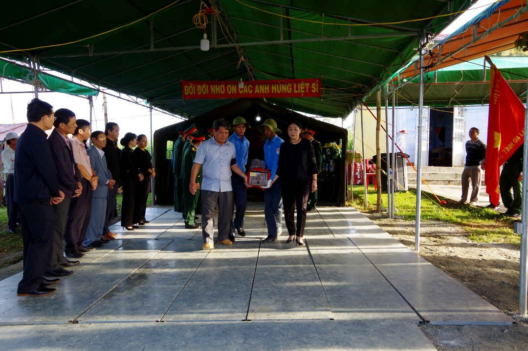 Một số hình ảnh tại buổi lễ đón, truy điệu, an táng 45 hài cốt liệt sĩ tại Nghĩa trang Liệt sĩ ở An Khê (3)