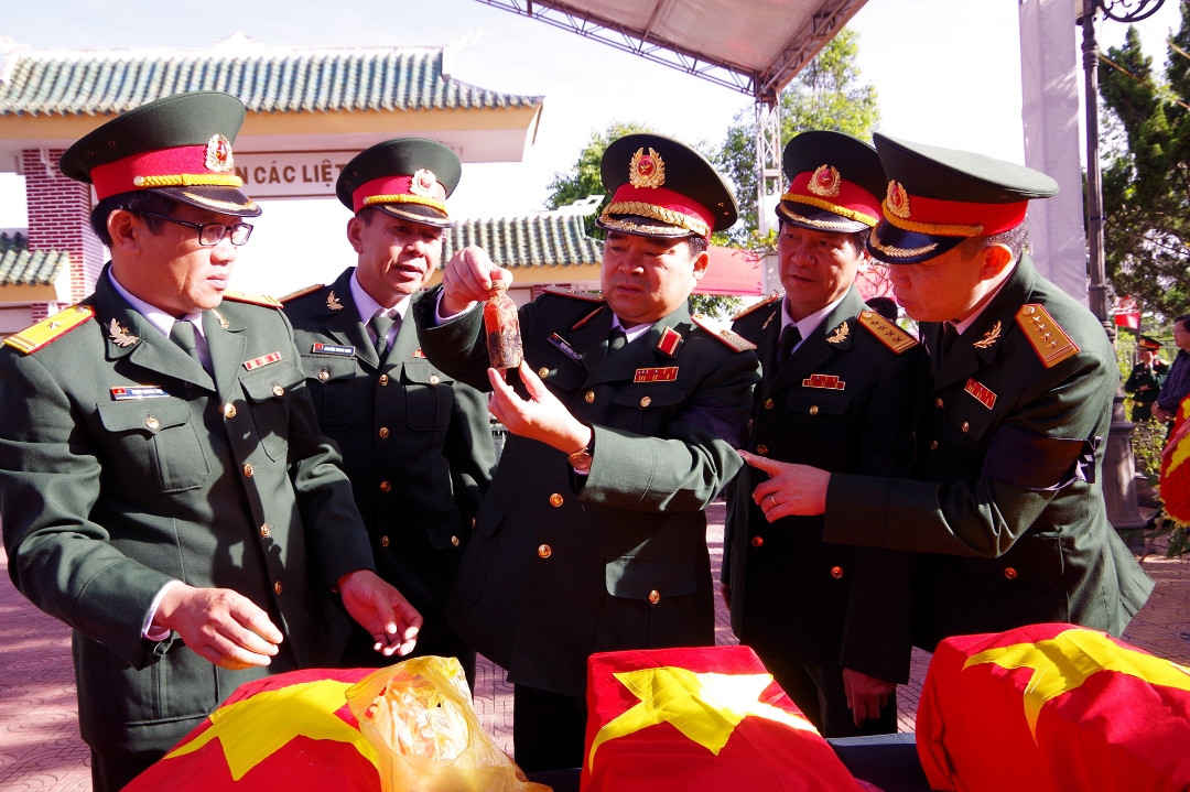 Một số hình ảnh tại buổi lễ đón, truy điệu, an táng 45 hài cốt liệt sĩ tại Nghĩa trang Liệt sĩ ở An Khê (5)