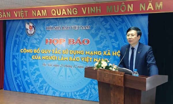 Ông Hồ Quang Lợi – Phó Chủ tịch Thường trực Hội Nhà báo Việt Nam phát biểu tại họp báo