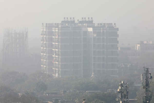 Một tòa chung cư bị che phủ trong sương khói ở New Delhi, Ấn Độ vào ngày 25/12/2018. Ảnh: REUTERS / Altaf Hussain