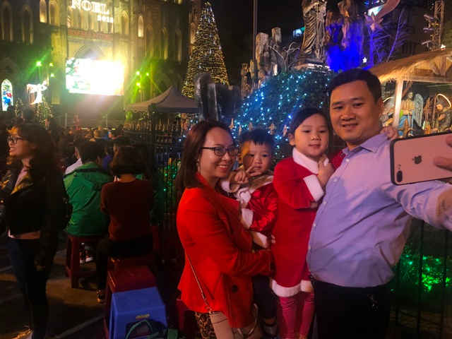 Cặp gia đình hạnh phúc chụp ảnh trong đêm noel