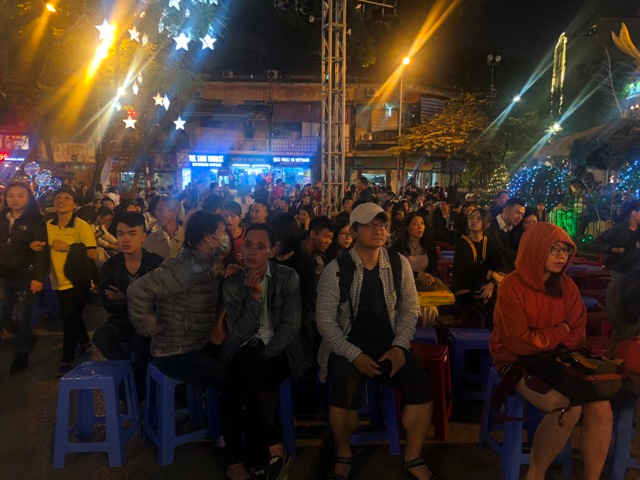Thời tiết Hà Nội tối 24-12 không mưa và hơi lạnh, phù hợp với nhiều gia đình đưa con nhỏ vui chơi, đón Giáng sinh.