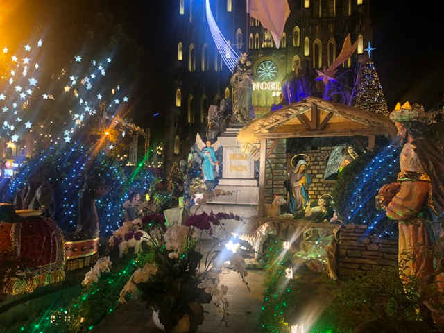 Lung linh bởi những ánh đèn trong đêm Noel